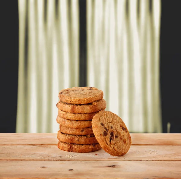 Galletas de chocolate y té puestos en madera — Foto de Stock