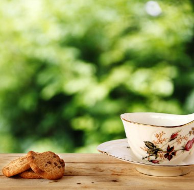 Çikolatalı kurabiye ve çay tahta üzerinde koymak