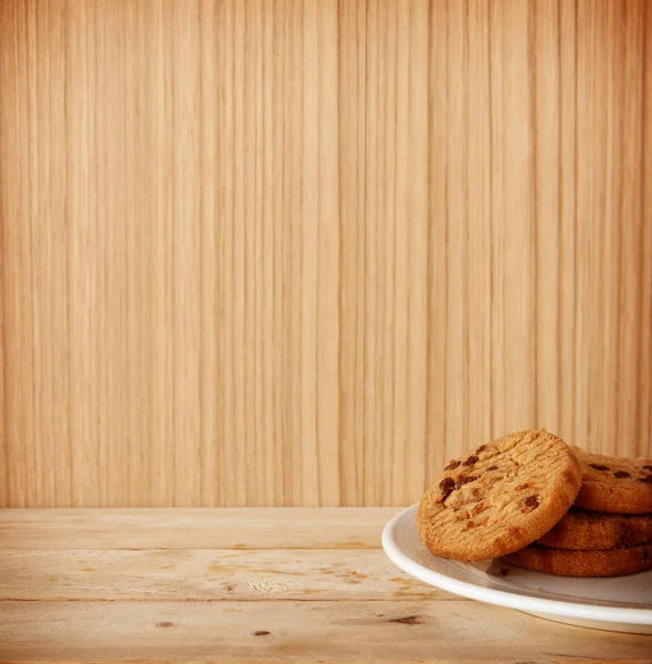 Biscuits au chocolat et thé mis sur bois — Photo