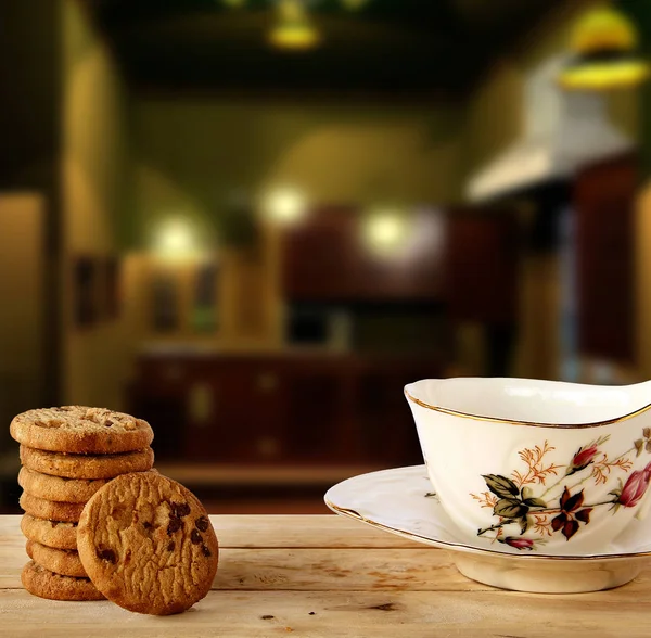 Шоколадное печенье и чай на дереве — стоковое фото