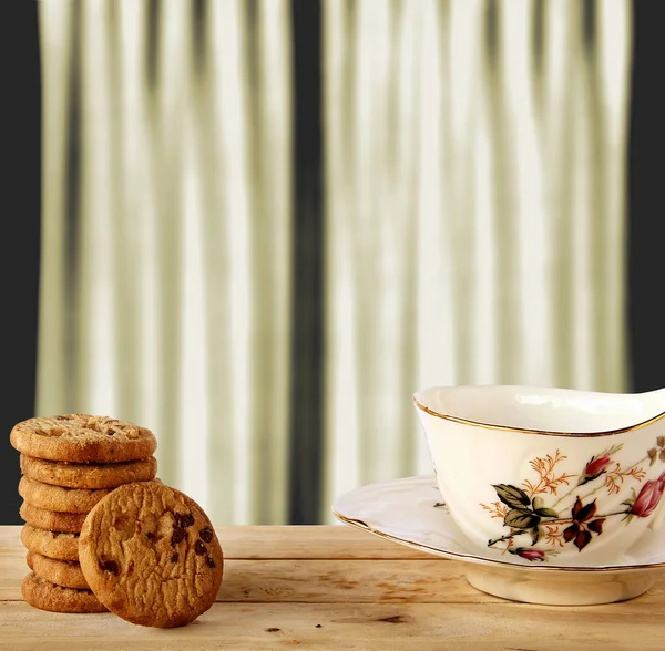 Biscuits au chocolat et thé mis sur bois — Photo