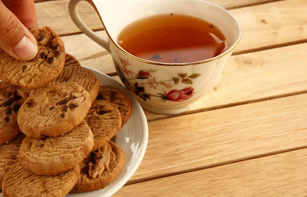 Шоколадное печенье и чай на дереве — стоковое фото