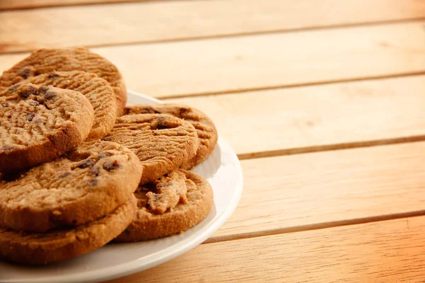 Biscuits au chocolat mis sur bois — Photo