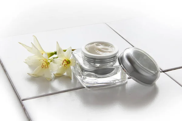 cometic krem beyaz izole.