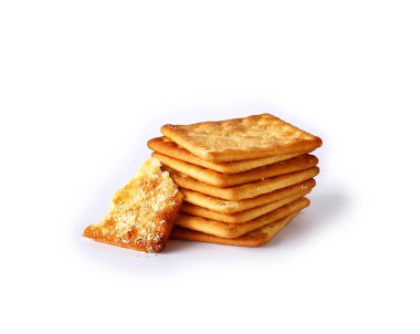 Tuzlu kraker beyaz arka plan üzerinde vardır.