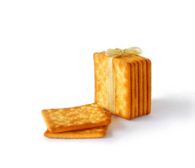 Tuzlu kraker beyaz arka plan üzerinde vardır.