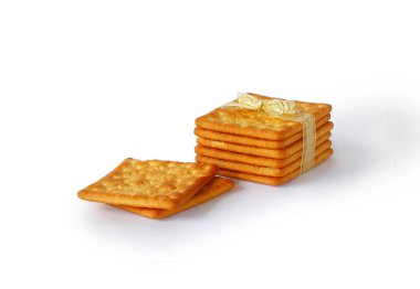 Tuzlu kraker beyaz arka plan üzerinde vardır.