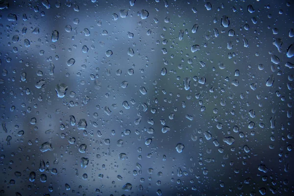 Bardzo mokre okna pełne krople deszczu — Zdjęcie stockowe