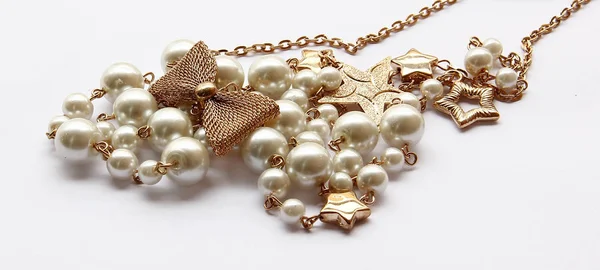Жемчужное ожерелье и золотое украшение , — стоковое фото