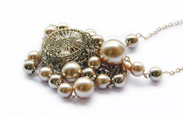 Жемчужное ожерелье и золотое украшение , — стоковое фото
