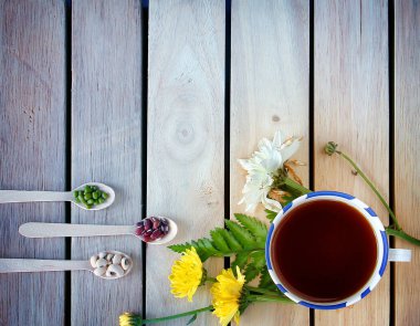 bir çiçekli çay ve çay bunu çevresinde