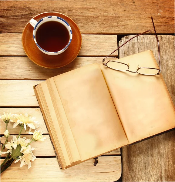 Siyah çay vintage kitap ile
