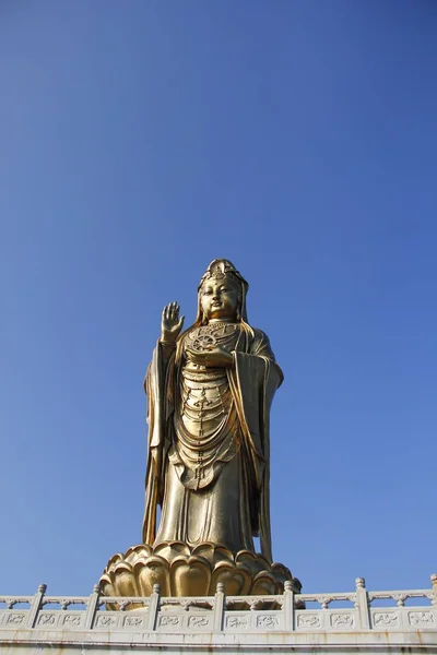 Schöne Architektur und chinesische Statue — Stockfoto