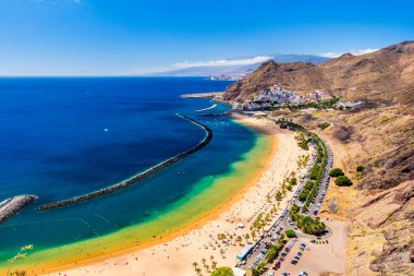 Lagün Playa de Las Teresitas görünümü