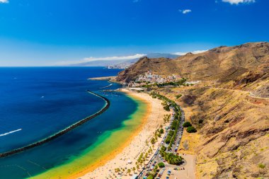 Lagün Playa de Las Teresitas görünümü