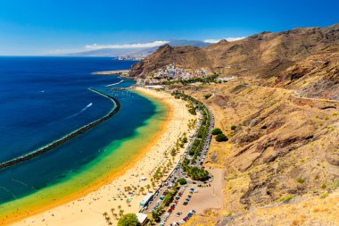 Lagün Playa de Las Teresitas görünümü
