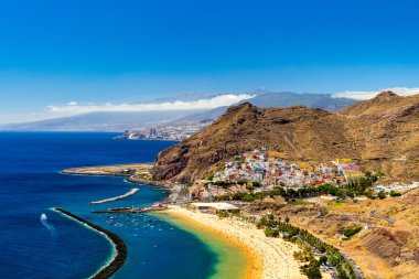 Lagün Playa de Las Teresitas görünümü