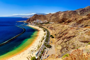 Lagün Playa de Las Teresitas görünümü