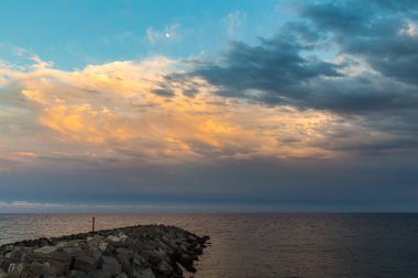 gün batımı sırasında deniz manzarası