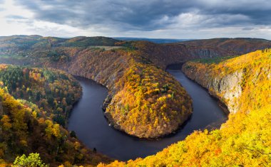 At nalı bend Vltava Nehri üzerinde