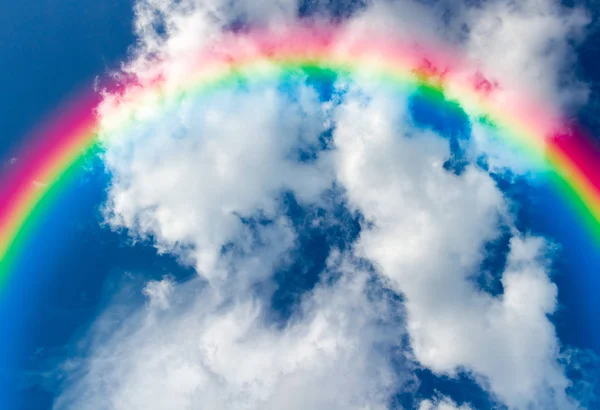 Ljus regnbåge i himlen — Stockfoto