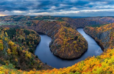 At nalı dönemeçte Maj günbatımı