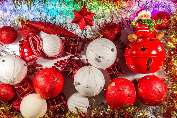 Bunte Weihnachtskugeln — Stockfoto