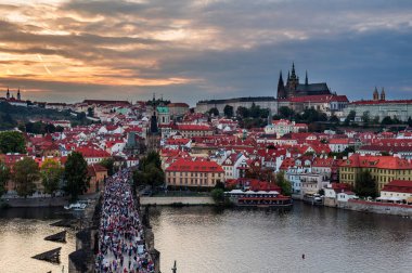 Prag ve Charles bridge üzerinde göster