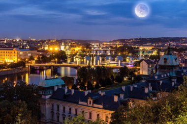 Prag ve Charles bridge üzerinde göster