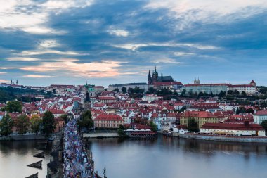 Prag ve Charles bridge üzerinde göster