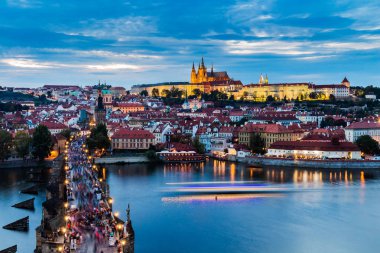 Prag ve Charles bridge üzerinde göster