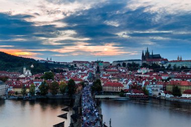 Prag ve Charles bridge üzerinde göster