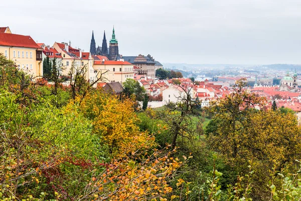 Bekijken van de oude stad en het kasteel van Praag — Stockfoto