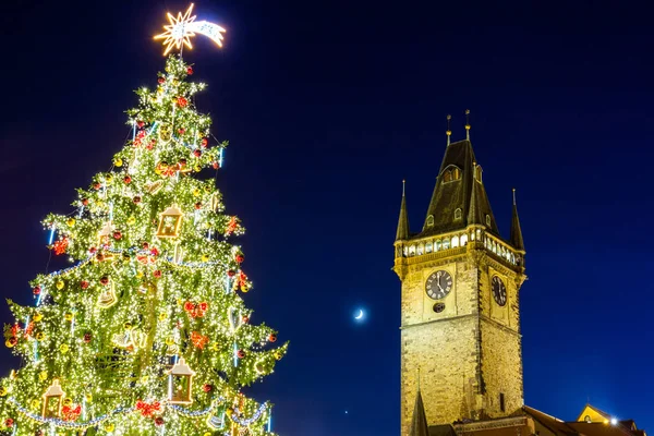 Árbol de navidad en prague por la noche —  Fotos de Stock