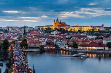 Prag ve Charles bridge üzerinde göster