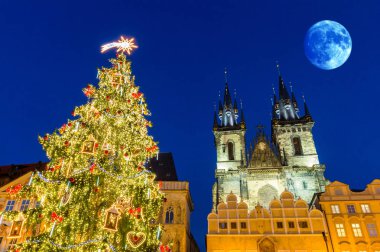gece Prag'da yılbaşı ağacı