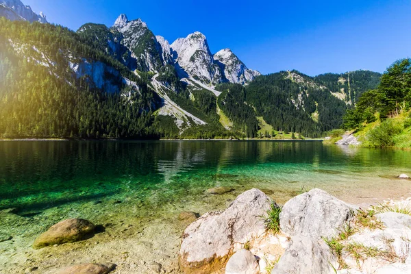Schöner Bergsee — Stockfoto
