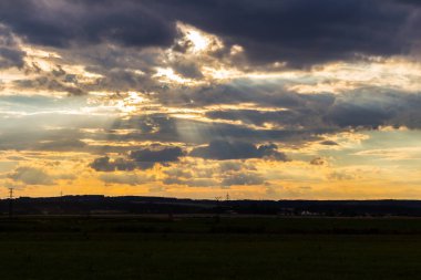 Fırtınalı gökyüzü günbatımı üzerinde