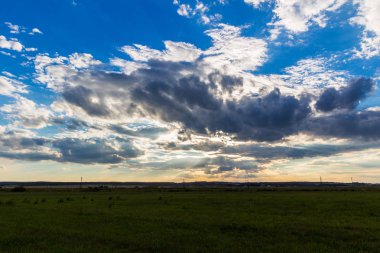Fırtınalı gökyüzü günbatımı üzerinde