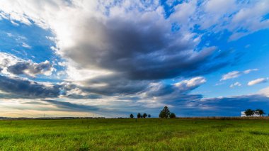 Fırtınalı gökyüzü günbatımı üzerinde