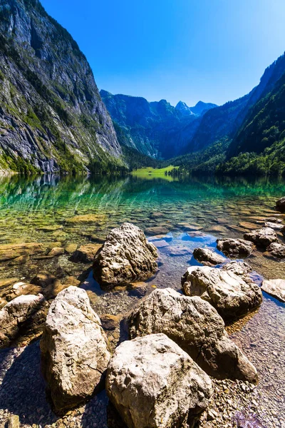 Beautiful mountain lake — Stock Photo, Image