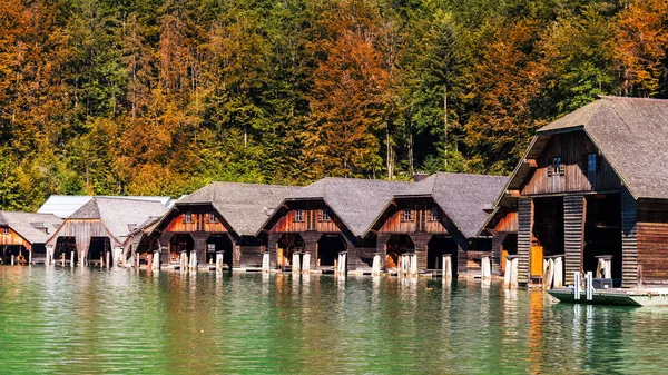 Casas de madeira no lago — Fotografia de Stock