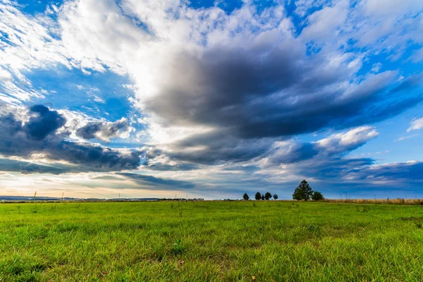 田园诗般的乡村景观，与绿色的草地上 — 图库照片