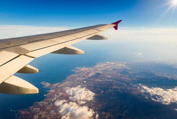 Tragfläche des Flugzeugs gegen Land und blauen Ozean — Stockfoto