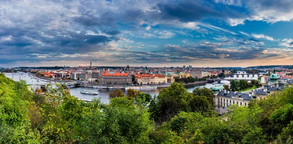 Río Moldava y Ciudad Vieja de Praga — Foto de Stock