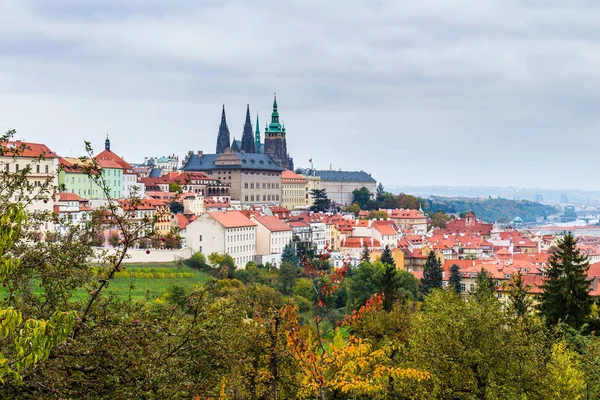 Vacker utsikt över gamla stan i Prag — Stockfoto