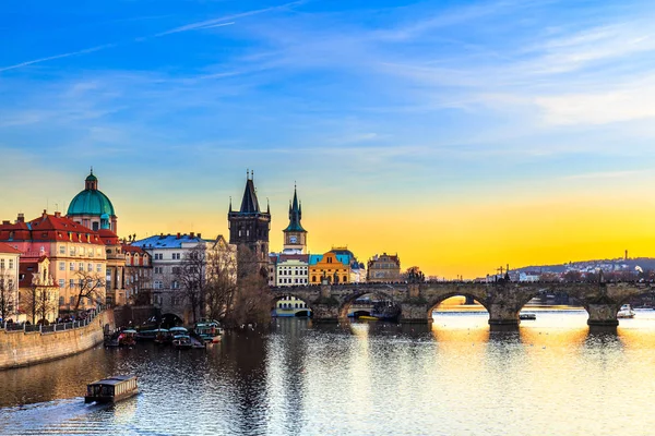 Карлов мост в Старом городе Праги — стоковое фото