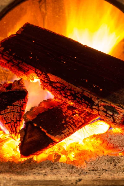 Завораживающее пламя горящих дров — стоковое фото