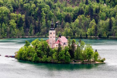 Lake Bled küçük adada St Marys Church of varsayımı ile. B