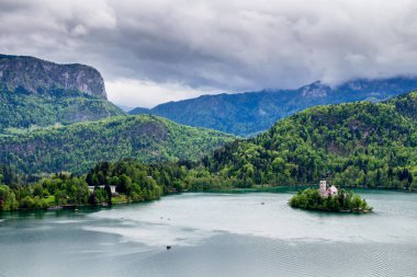 Lake Bled küçük adada St Marys Church of varsayımı ile. B